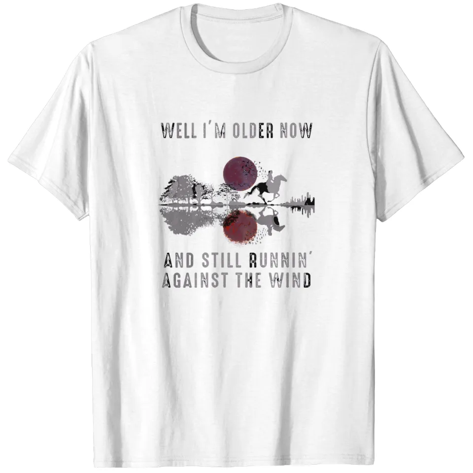 Street Fashion Now - 年を取ってきましたが、プリントTシャツとストリートスタイルで、今も風に逆らって走り続けています。