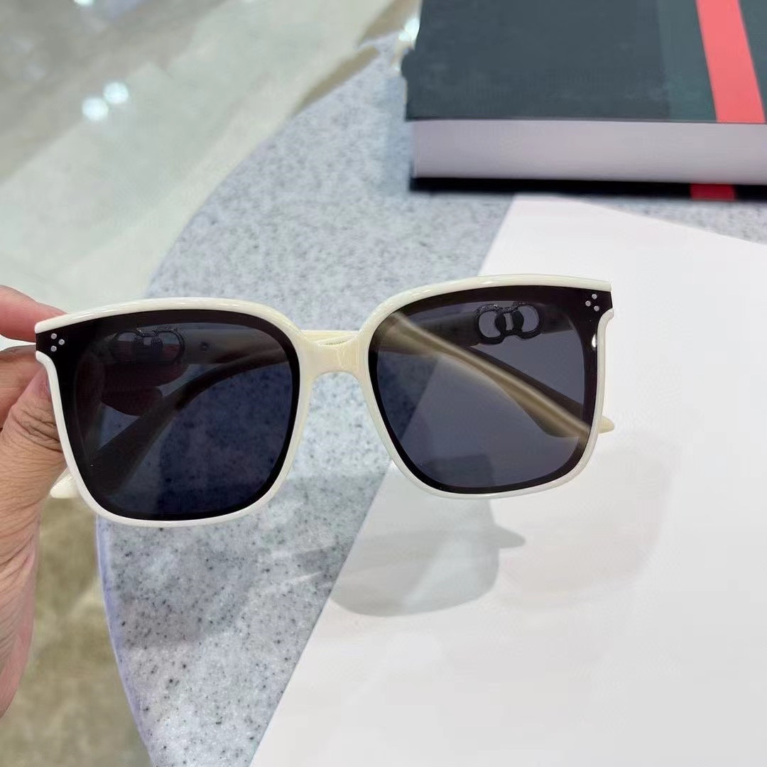 同じスタイルの新しい女性用サングラス サングラス ファッショ - Street Fashion Shoot のレビューと価格